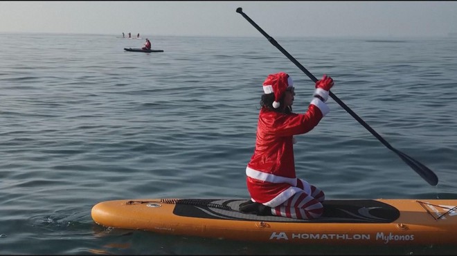 Ông già Noel chèo thuyền SUP gây quỹ ở Hy Lạp - Ảnh 4.