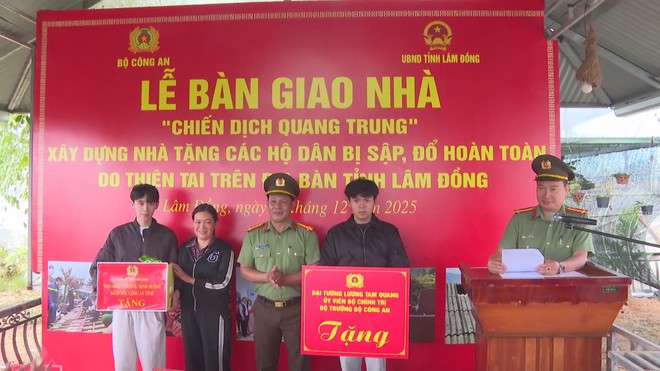 60 Giây ngày 22/12/2025 | Khánh thành căn nhà đầu tiên trong "Chiến dịch Quang Trung" tại Lâm Đồng - Ảnh 1.