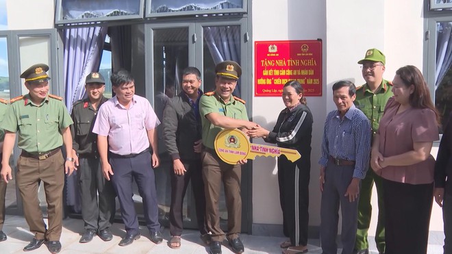 60 Giây ngày 22/12/2025 | Khánh thành căn nhà đầu tiên trong "Chiến dịch Quang Trung" tại Lâm Đồng - Ảnh 2.