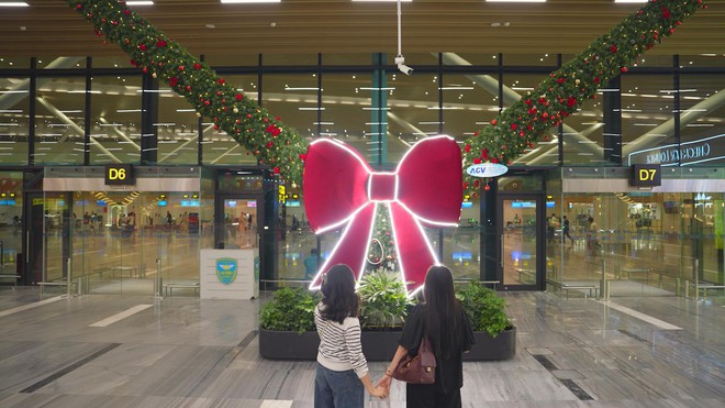 Nhà ga hành khách Quốc nội T3 Tân Sơn Nhất khoác "áo mới" mùa Giáng sinh - Ảnh 1.