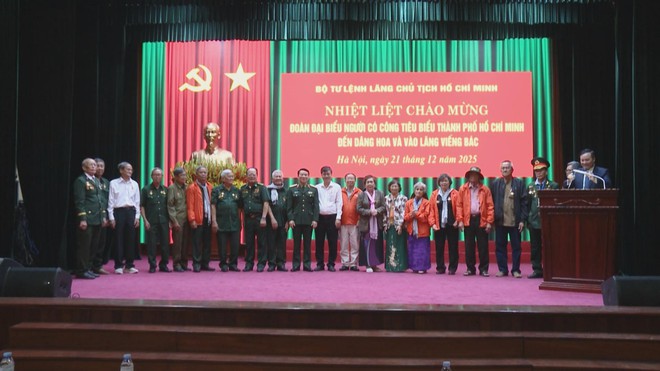 Đoàn đại biểu Người có công với cách mạng TP. Hồ Chí Minh viếng Lăng Bác - Ảnh 9.