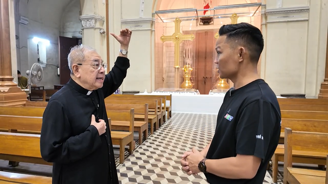 Khám phá cặp Thánh giá mạ vàng ở Nhà thờ Đức Bà trong "HTV Thành phố không ngủ" - Ảnh 1.