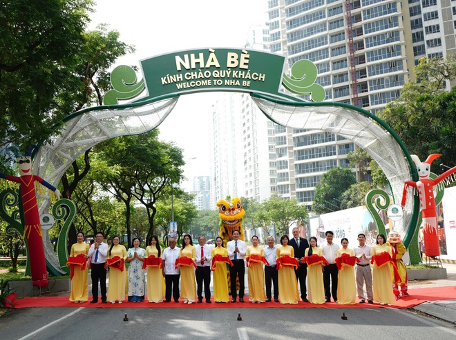 Khánh thành công trình “Cổng chào xã Nhà Bè” – Dấu ấn kiến trúc nơi cửa ngõ phát triển - Ảnh 1.
