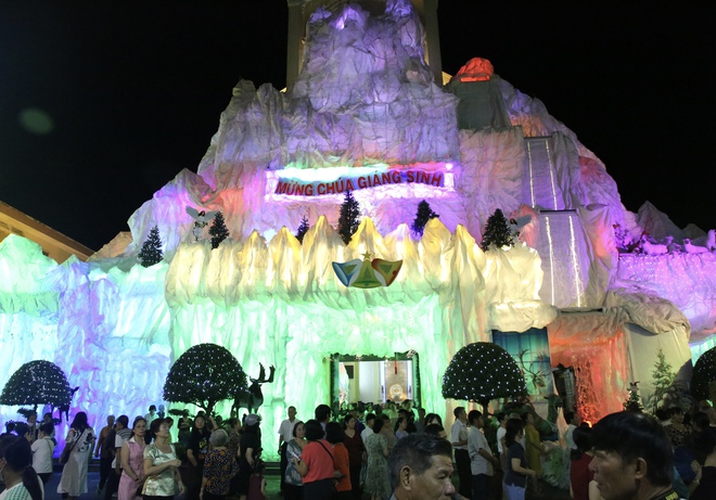 Không gian Giáng sinh đa sắc màu giữa lòng thành phố - Ảnh 4.