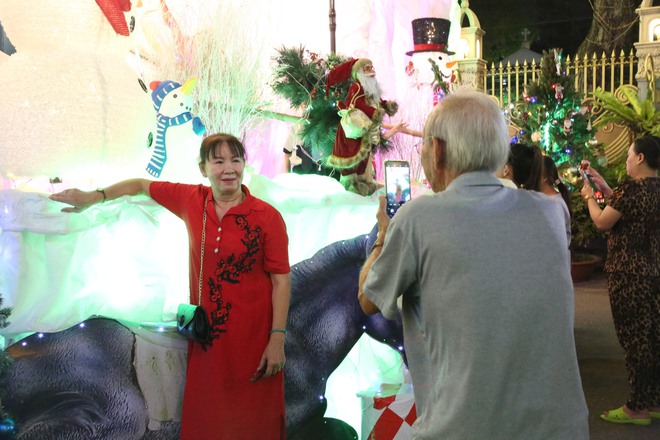 Không gian Giáng sinh đa sắc màu giữa lòng thành phố - Ảnh 3.