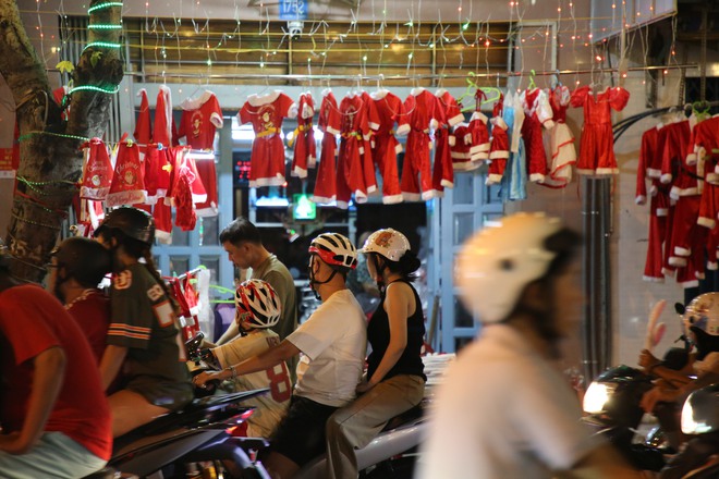 Không gian Giáng sinh đa sắc màu giữa lòng thành phố - Ảnh 2.