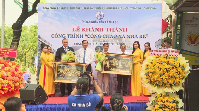 Khánh thành công trình "Cổng chào xã Nhà Bè" trên tuyến đường huyết mạch Nguyễn Hữu Thọ - Ảnh 3.