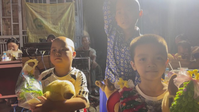 Lan tỏa hơi ấm cộng đồng cho trẻ em ung thư trong mùa lễ Giáng sinh - Ảnh 8.