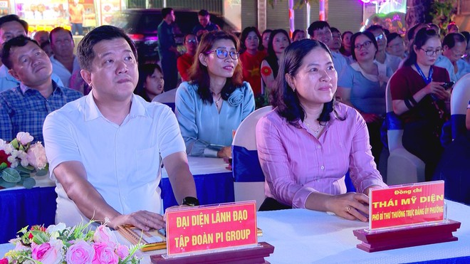 Phường Tam Bình rực rỡ đón năm mới với tuyến đường đèn hoa lung linh - Ảnh 4.