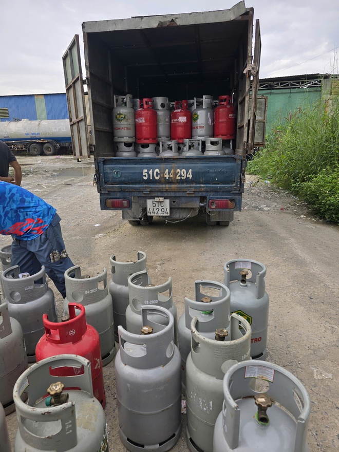 TP. Hồ Chí Minh triệt phá đường dây sản xuất, tiêu thụ gas giả quy mô lớn, ẩn mình sau công ty hợp pháp- Ảnh 4.