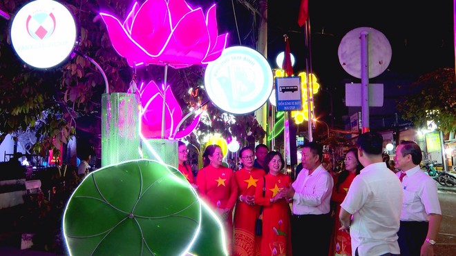 Phường Tam Bình rực rỡ đón năm mới với tuyến đường đèn hoa lung linh - Ảnh 5.
