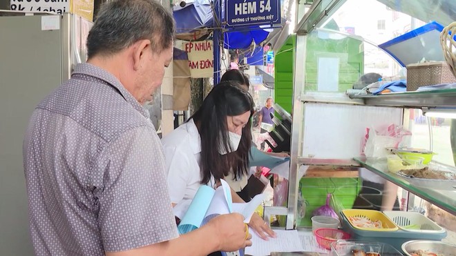 Liên tiếp ngộ độc bánh mì: Cảnh báo an toàn thực phẩm đường phố- Ảnh 3.