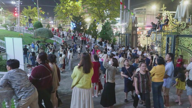 Không khí Giáng sinh rộn ràng tại khu vực Nhà thờ Phú Cường - Ảnh 3.