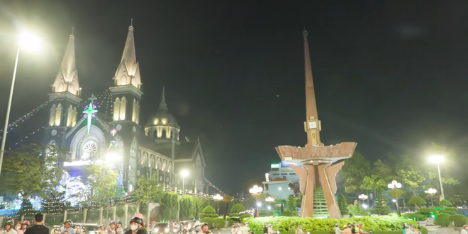 Không khí Giáng sinh rộn ràng tại khu vực Nhà thờ Phú Cường - Ảnh 2.