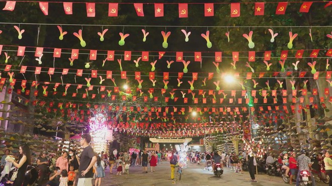 Không khí Giáng sinh rộn ràng tại khu vực Nhà thờ Phú Cường - Ảnh 4.