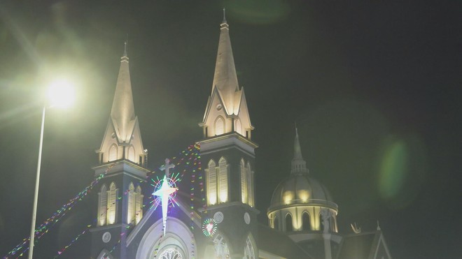 Không khí Giáng sinh rộn ràng tại khu vực Nhà thờ Phú Cường - Ảnh 1.