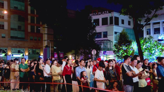 TP. Hồ Chí Minh rực sáng trong đêm Giáng sinh an lành- Ảnh 2.