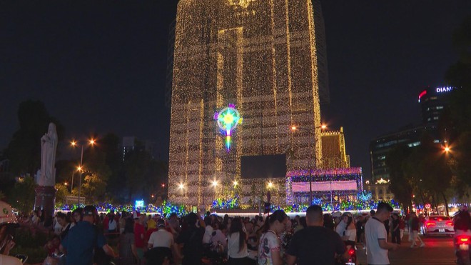 Nhà thờ Đức Bà - Điểm hẹn Giáng sinh ấm áp giữa lòng thành phố - Ảnh 2.