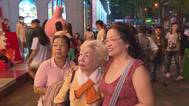 Nhà thờ Đức Bà - Điểm hẹn Giáng sinh ấm áp giữa lòng thành phố - Ảnh 6.