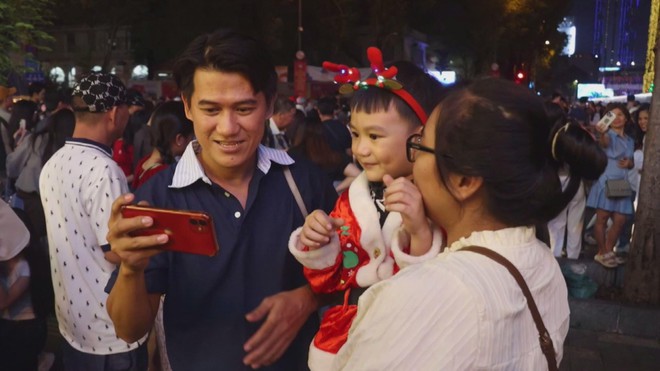 Không khí Giáng sinh rộn ràng trên khắp cả nước - Ảnh 1.