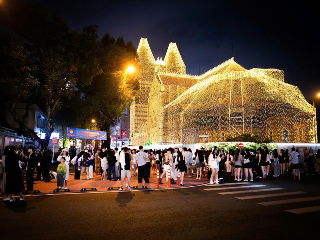 Không khí Giáng sinh rộn ràng trên khắp cả nước - Ảnh 3.