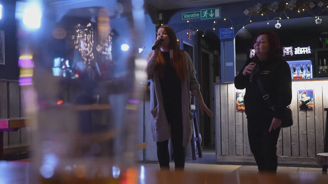 Hát karaoke - loại hình giải trí phổ biến ở Phần Lan - Ảnh 2.