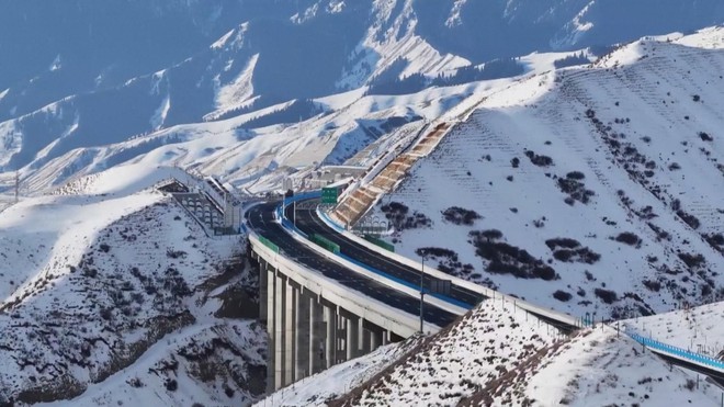 Trung Quốc: Đường cao tốc Urumqi-Yuli đi vào hoạt động - Ảnh 2.