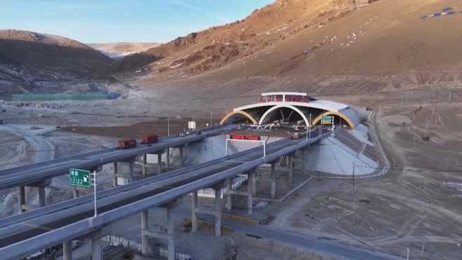 Trung Quốc: Đường cao tốc Urumqi-Yuli đi vào hoạt động - Ảnh 1.