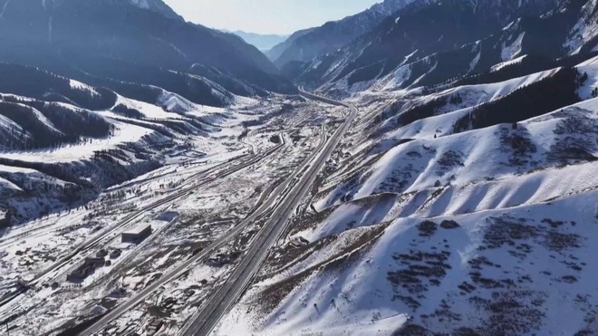 Trung Quốc: Đường cao tốc Urumqi-Yuli đi vào hoạt động - Ảnh 3.