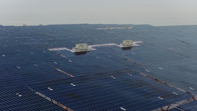 Trung Quốc vận hành trang trại điện mặt trời trên biển lớn nhất thế giới- Ảnh 1.