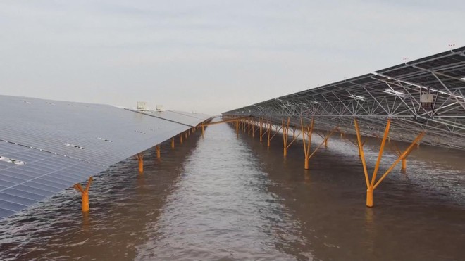 Trung Quốc vận hành trang trại điện mặt trời trên biển lớn nhất thế giới- Ảnh 2.