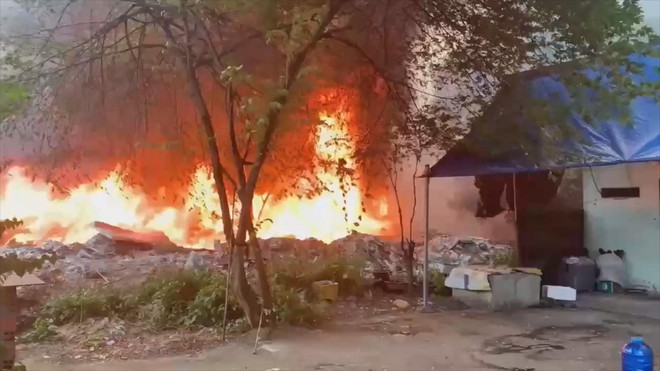 60 Giây ngày 28/12/2025 | Cháy bãi rác tự phát hàng trăm mét vuông trong khu dân cư ở TP. Hồ Chí Minh- Ảnh 1.