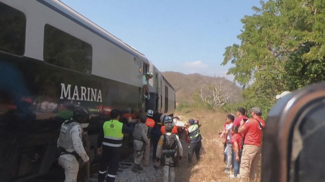 Tai nạn tàu hỏa ở Mexico, hơn 100 người thương vong - Ảnh 1.