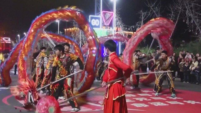 Tưng bừng không khí chuẩn bị đón năm mới tại các nước - Ảnh 1.