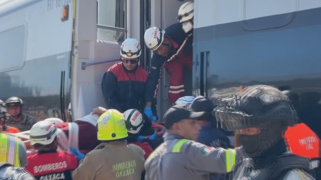 Tai nạn tàu hỏa ở Mexico, hơn 100 người thương vong - Ảnh 3.