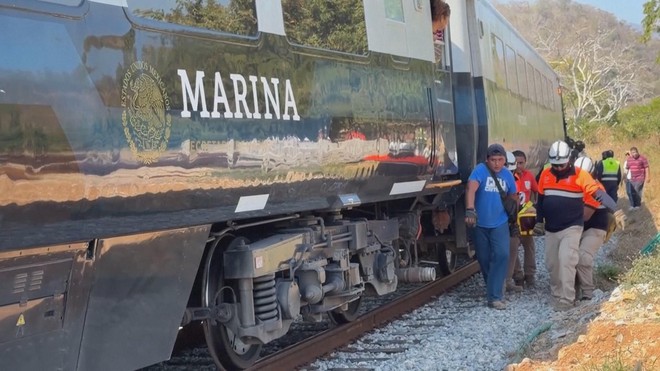 Tai nạn tàu hỏa ở Mexico, hơn 100 người thương vong - Ảnh 4.