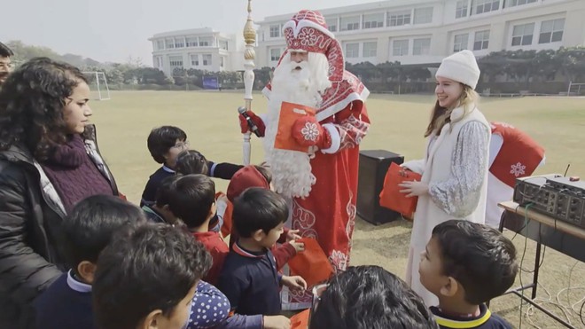 Không khí Noel rộn ràng trên thế giới - Ảnh 2.