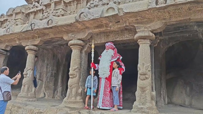 Không khí Noel rộn ràng trên thế giới - Ảnh 4.