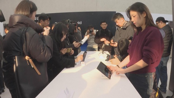 Samsung ra mắt mẫu điện thoại gập ba đầu tiên  - Ảnh 3.