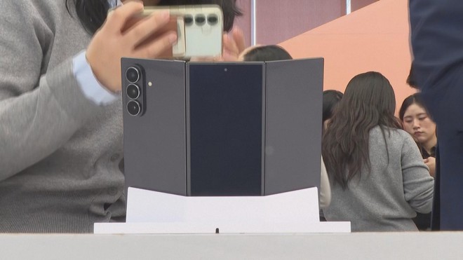 Samsung ra mắt mẫu điện thoại gập ba đầu tiên  - Ảnh 2.