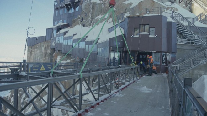 Chinh phục độ cao 4.000m: Thay cầu nối giữa mây trời - Ảnh 2.