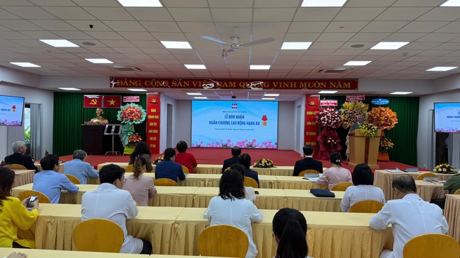 Bệnh viện Nguyễn Tri Phương đón nhận Huân chương Lao động hạng 3 - Ảnh 1.