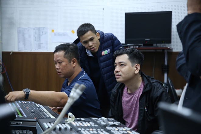 Không khí tại HTV nóng từng phút trước trận Việt Nam – Lào tại SEA Games 33 - Ảnh 1.