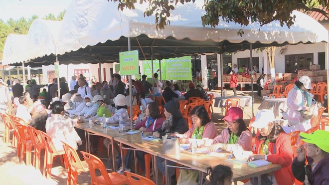 Bác sĩ Tâm Việt khám bệnh, trao quà cho người dân khó khăn tại Chămpasak - Ảnh 1.