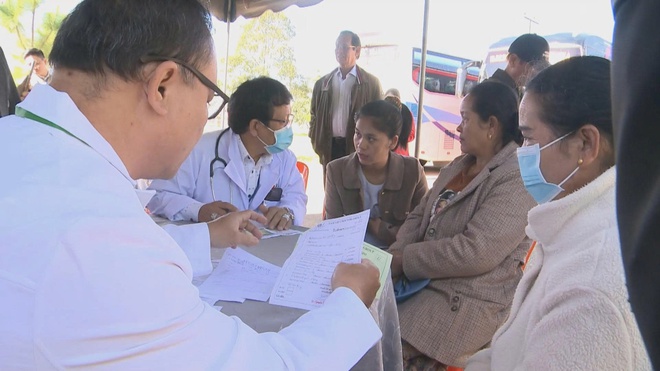 Bác sĩ Tâm Việt khám bệnh, trao quà cho người dân khó khăn tại Chămpasak - Ảnh 2.