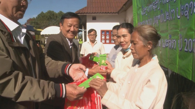 Bác sĩ Tâm Việt khám bệnh, trao quà cho người dân khó khăn tại Chămpasak - Ảnh 4.