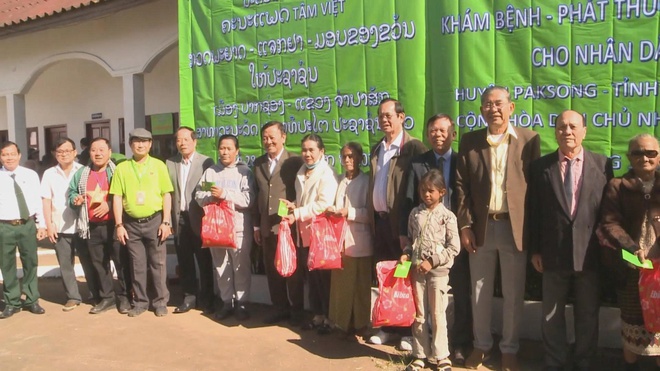 Bác sĩ Tâm Việt khám bệnh, trao quà cho người dân khó khăn tại Chămpasak - Ảnh 5.