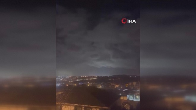 Cảnh sát Thổ Nhĩ Kỳ đấu súng xuyên đêm với IS - Ảnh 2.