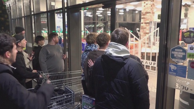 Đức: Xếp hàng chờ mua pháo hoa - Ảnh 2.