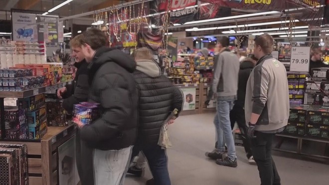 Đức: Xếp hàng chờ mua pháo hoa - Ảnh 3.